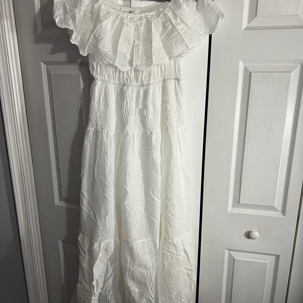 Chic White Off-Shoulder Maxi Dress